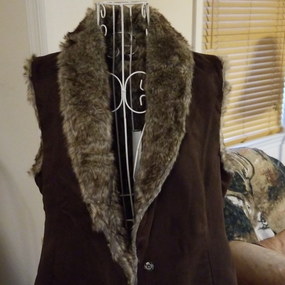 🌹Faux fur and suede vest💚 - Picture 2 of 8